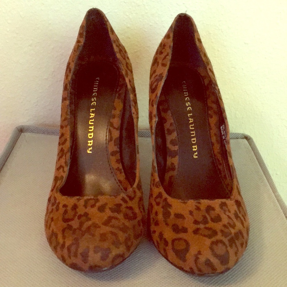 Chinese Laundry leopard print pumps, light used